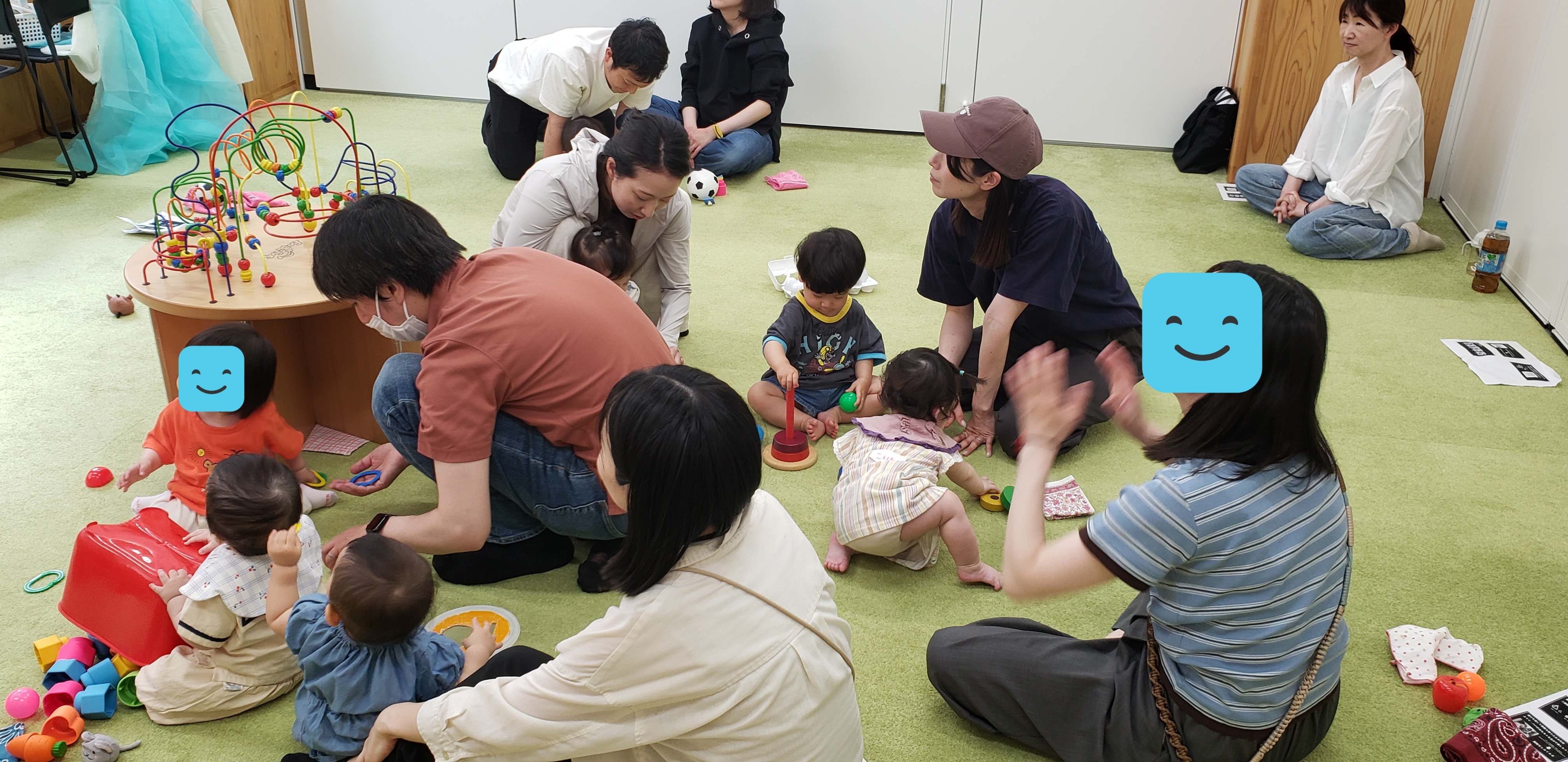 ルーピング台の周りでおもちゃを楽しむ参加者