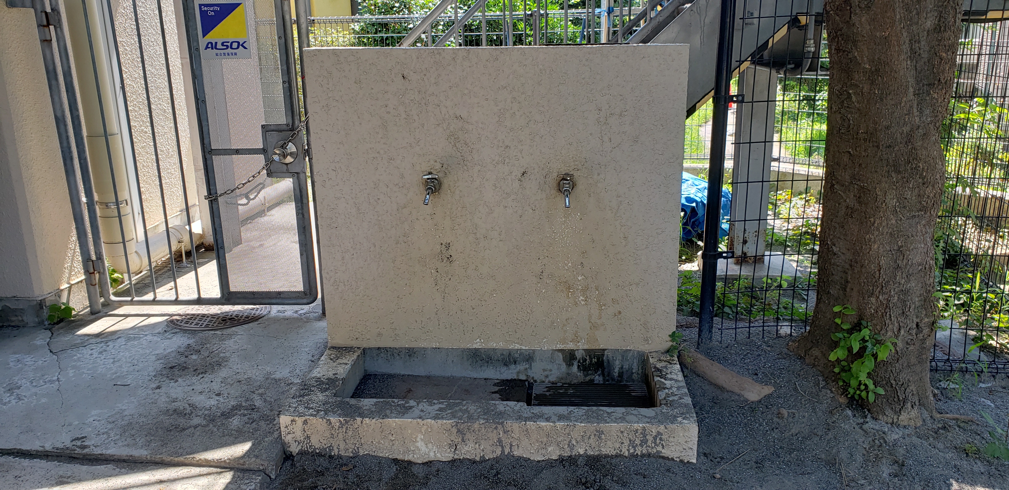 砂場に備え付けてある水道