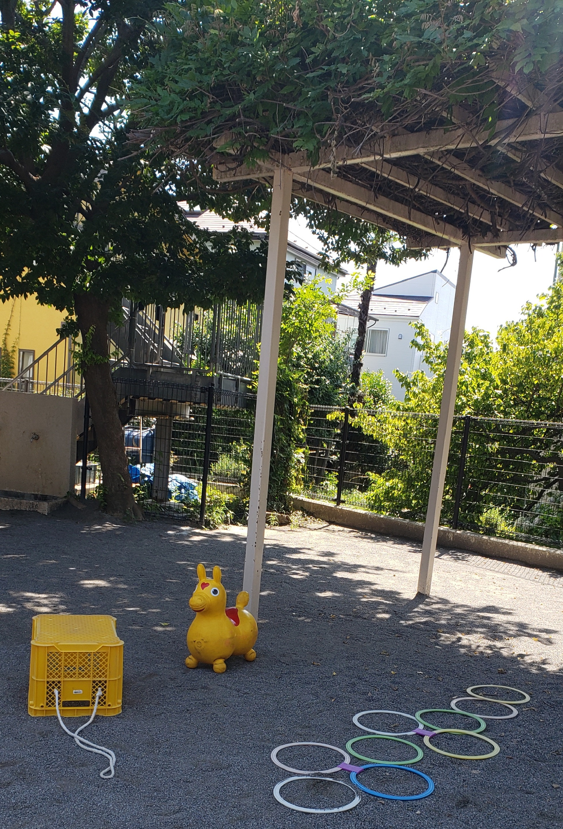 日陰の下にある遊具