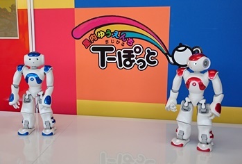 ロボット2体が立っている