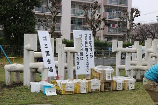 ゴミ置き場に分別する箱が並んでいる