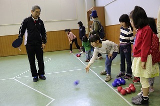 ボールを投げている子供と見ている子供たち