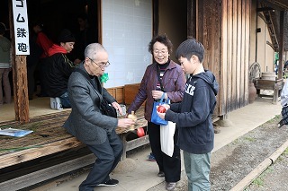 老人と子供がけん玉をしている