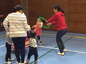 親子でフープを使う写真