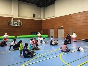 親子でストレッチする写真