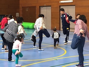 手をつないで片足立ちする写真