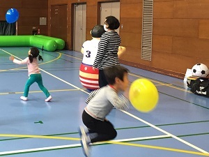 風船を使った運動の写真