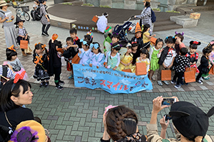 横断幕を前に記念撮影した写真