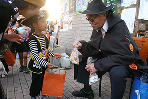 木村メガネさんで男性からお菓子をもらっている様子