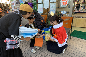 木村メガネさんで女性からお菓子をもらっている様子