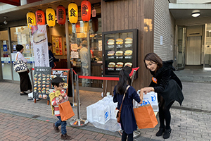 盛岡製パンさんでお菓子をもらっている様子