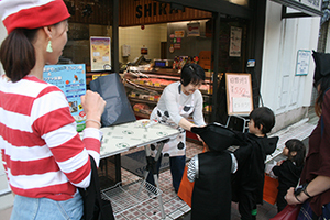 肉の白井さんでお菓子を配っている別の写真