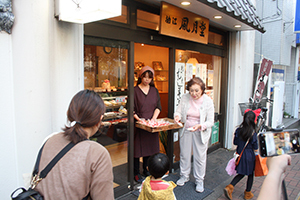 風月堂さんのお店の前の様子