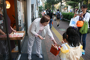 風月堂さんでお菓子を配っている様子