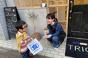 トリコさんでお菓子を配っている様子