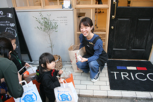 トリコさんでお菓子を配っている別の写真