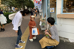 KomaeCafeでお菓子を配っている様子