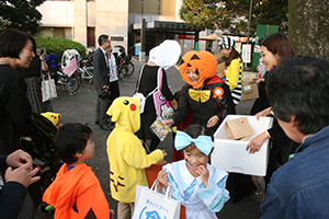 お菓子をもらっている様子