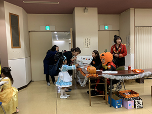 ハロウィンパーティーの受付の様子