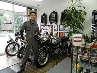 バイクの前に立つテルさんの写真