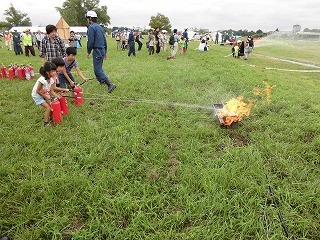 消火・放水体験の様子