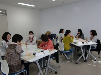 話し合う受講者の方々の様子