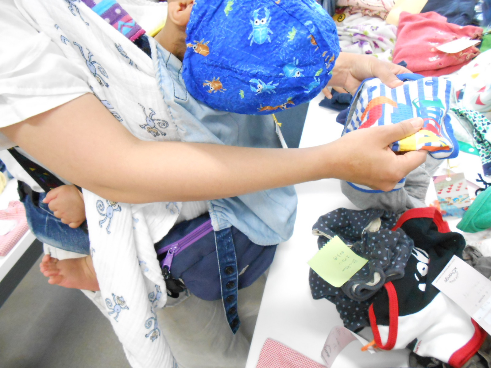 子供服を選んでいる様子
