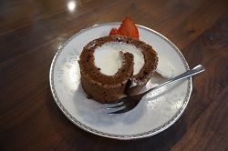 切ったロールケーキの写真