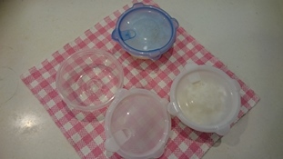 ご飯を容器に入れて保存した写真