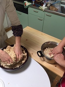 大豆とこうじと塩を混ぜている様子