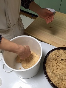 容器に味噌を詰めている様子