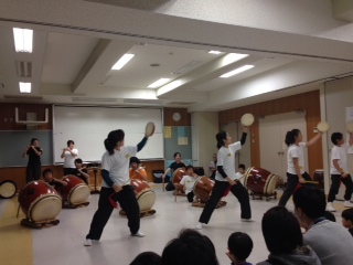 手持ちの小型の太鼓を演奏している様子