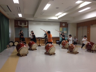 床置きの太鼓を演奏している様子