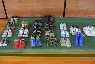 子供の靴が並べてある写真