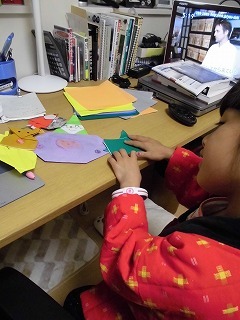 子供が折り紙をしている様子