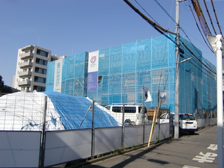 建築中の園舎を道路側から見た風景