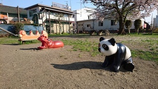 カバとパンダのオブジェが並ぶ公園内の写真