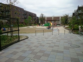 入り口から公園を見た風景