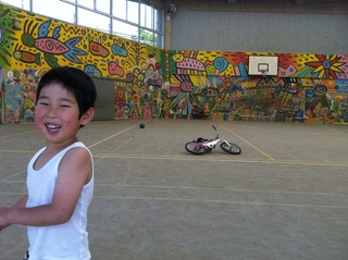 笑顔で遊ぶ子供の写真