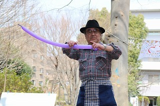 バルーンアートを作る男性の様子