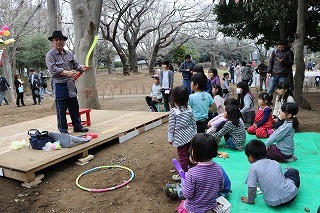 パルーンアートを真剣に見る子供たちの様子