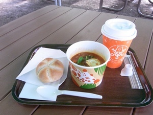 スープとパンがセットになったボルシチセットの写真
