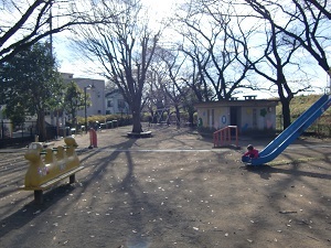 青い滑り台がある公園の写真