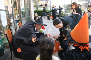 お菓子を受け取る親子の様子