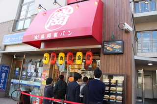 店前に行列ができる様子