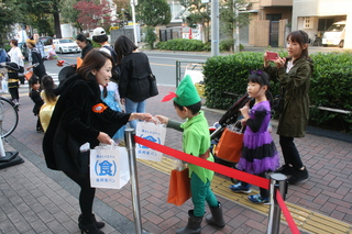 パンを受け取る子供たちの様子