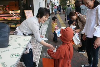 お菓子を配る様子
