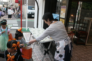 お菓子を受け取る子供たちの様子