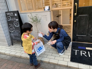 お菓子を配る女性の様子