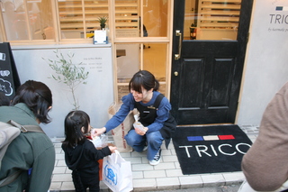 お菓子を受け取る親子の様子